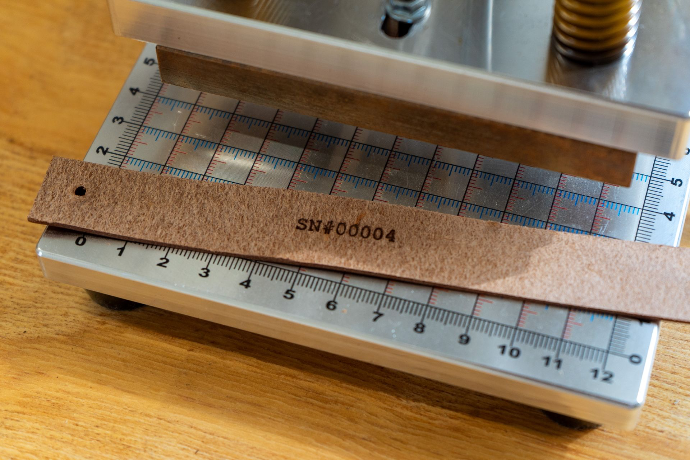 Eingebrannte Seriennummer